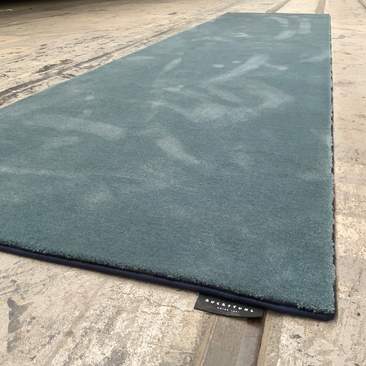 Woll-/Viskoseteppich Hampton 30284 glacier 100 x 400 cm